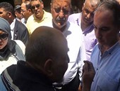 بالفيديو.. مواطن يشكو عمال النظافة لمحافظ الجيزة "مذلول عشان ياخدوا الزبالة"