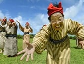 بالصور.. فرقة غنائية يابانية أصغر عضوة فيها 84 سنة "لسه الأغانى ممكنة"
