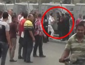 بالفيديو..اشتباك بالأيدى بين ضابطى شرطة أمام جامعة القاهرة