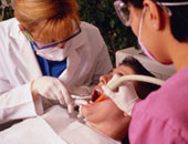 مواطن يعتدى على طبيب أسنان وطاقم التمريض بمركز طبى فى السويس