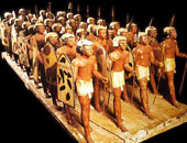 عامل يعثر على 71 قطعة أثرية ببسيون الغربية 