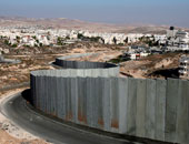 "معاريف" : إسرائيل تعتزم بناء جدار عازل لمحاصرة مدينة الخليل