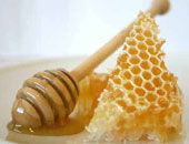 بالفيديو.. تعرف على شرح مفصل لأهم أنواع عسل النحل وفوائده.. أشهر 3 طرق للتفرقة بين العسل المغشوش والأصلى وطرق استخدامه.. و كيف يتم استخراج الشمع وأهم استخداماته