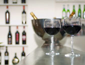 كلور فى النبيذ ومزيل المكياج.. مربية تسمم عائلة فى فرنسا وتواجه المحكمة