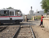 المئات يقطعون شريط السكة الحديد بالباجور بعد دهس سيدة