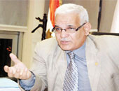 "محطة مصر" فى حماية مصفحات الشرطة.. رئيس السكة الحديد: انتظام القطارات الخارجة من القاهرة للوجهين القبلى والبحرى مع توقف القادمة من الصعيد.. و"المترو" يؤكد انتظام الحركة وينفى إغلاق أية محطات