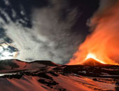 بالفيديو والصور.. السماء تمطر حجارة فوق صقلية بسبب بركان "إتنا"
