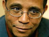 الكاتب ياسمينة خضرة يعلن ترشحه لانتخابات الرئاسة بالجزائر