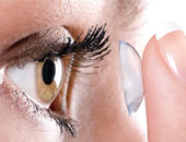 تحذير.. العدسات اللاصقة تغير طبيعة العين وتزيد التهاب القرنية