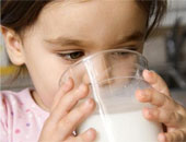 للأمهات.. تناول طفلك اللبن الحليب فى العام الأول يعرضه لأضرار صحية