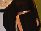 تقارير: الشرطة السعودية تحتجز شابة لخلعها العباءة