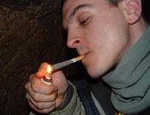 "الديلى ميل" تحذر: تدخين الحشيش بالتبغ يصعب الإقلاع عنه بمعدل 60%