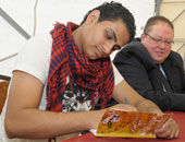 فيديو..نجوم الفن يؤازرون محمد صلاح العزب قبل توقيع "كل شيء هادئ فى القاهرة"