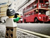 عام فى حياة "ليجو".. صور لا تصدق تظهر دمية خلال مغامراتها فى بريطانيا