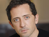 جاد المالح.. أول فكاهى يقدم عرضاً مسرحيا بدار أوبرا باريس