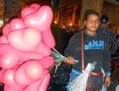 مجموعة شبابية ينشرون الابتسامة بتوزيع "البالونات" فى وسط البلد