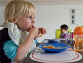 لو طفلك ابتلع ورق عن طريق الخطأ.. ما يجب عليك فعله؟