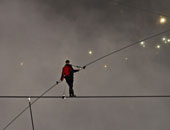 بالصور.. المشى على الحبال.. رياضة الموت والمغامرة