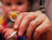 انتبه.. التدخين السلبى يصيب طفلك بالسمنة المفرطة وأمراض القلب