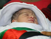 فلسطينية تضع مولودتها بعد تهريب نطفة زوجها من داخل سجون الاحتلال