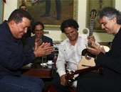 أندريا بوتشيلى يزور هوجو شافيز فى قصره