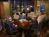 بالفيديو... عمرو أديب يأكل الفسيخ على الهواء مباشرةً