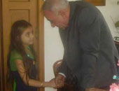 طالبة ابتدائى تهدى محافظ دمياط باقة ورد بمناسبة عيد دمياط القومى