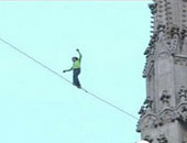 الشرطة تمنع مغامرا أمريكيا من السير على حبل مشدود بين ناطحتى سحاب 