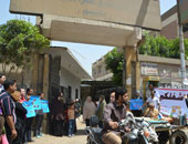 بالصور.. حملة "شوفوا شغلكم" تتظاهر لسوء حالة مستشفيات شبرا الخيمة