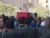 أهالى قرية بالمنيا يستقبلون جثمان أحد شهداء تفجيرات سيناء