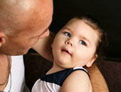 أم تخفف آلام ابنتها ذات العامين المصابة بالصرع بجرعات من الحشيش والكحول