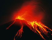 ثوران بركان إتنا يضىء سماء صقلية الإيطالية