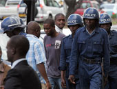 شرطة زيمبابوى تطلق الغاز لتفريق محتجين على قرارات البنك المركزى