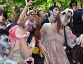 80 شاباً يابانياً ينظمون عرضاً لـ"الزومبى" ويثيرون الفزع بـ"طوكيو"