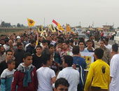 أعضاء الإرهابية يتظاهرون أمام مسجد راغب بمدينة أكتوبر