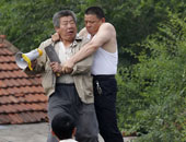 رجل صينى يعرض نفسه للضرب لجمع الأموال لإنقاذ حياة نجله