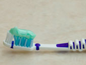 طبيب أسنان يحذر: فرشة الأسنان وسيلة لنقل العدوى بالبكتيريا والفيروسات
