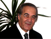 الفنان محمود ياسين يتسلم درع مهرجان طنجة السينمائى فى حفل الختام