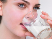 4 طرق طبيعية للتغلب على رائحة الفم الكريهة..اشرب لبن وميه كتير