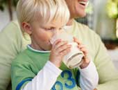 تناول الحليب وممارسة الرياضة يرفعان مستوى فيتامين "د" بين الأطفال