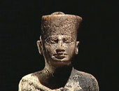 ضبط عاطل بحوزته تمثال فرعونى ذهبى و11 ورقة بردى يشتبه فى أثريتها فى كمين شبرا