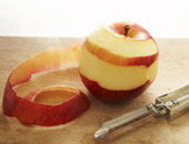 قشر التفاح يقوى المناعة والأسنان لكن تناوله بشروط