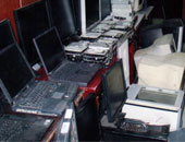 القبض على 3 عمال سرقوا 6 أجهزة كمبيوتر بمحل فى بنها