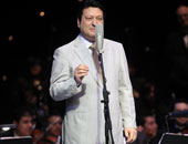 المطرب آدم الحلو يغادر المستشفى اليوم بعد إجرائه عملية جراحية