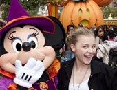 كلويه موريتز تحتفل بالـ"هالوين" فى حديقة "ديزنى لاند"