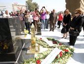 فى احتفالات أكتوبر: جيهان السادات تضع أكليل الزهور على قبره 