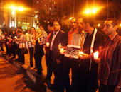 نشطاء يطلقون البلالين أمام مبنى التلفزيون لإحياء ذكرى "أحداث ماسبيرو"