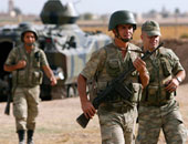 قائد القوات البرية التركية يتفقد الحدود مع سوريا