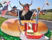 مهووس بـ"البرجر" يحول منزله إلى متحف للديكور على شكل "الهمبرجر"