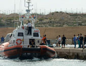 سفينة حاويات تلتقط 113 مهاجرا من قارب جنوبى إيطاليا